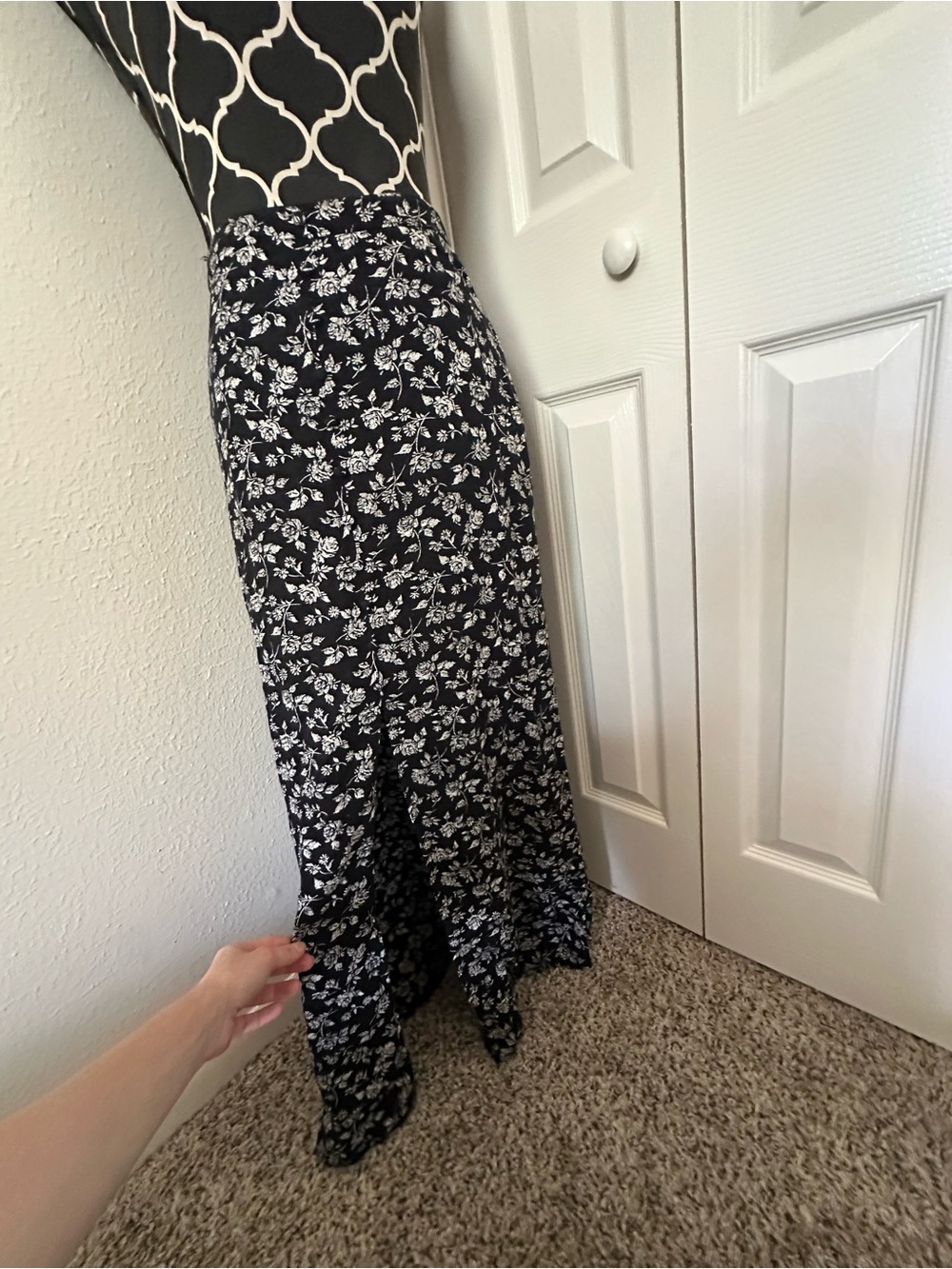 Mossimo supply Co. women’s maxi floral skirt with a slit extra small